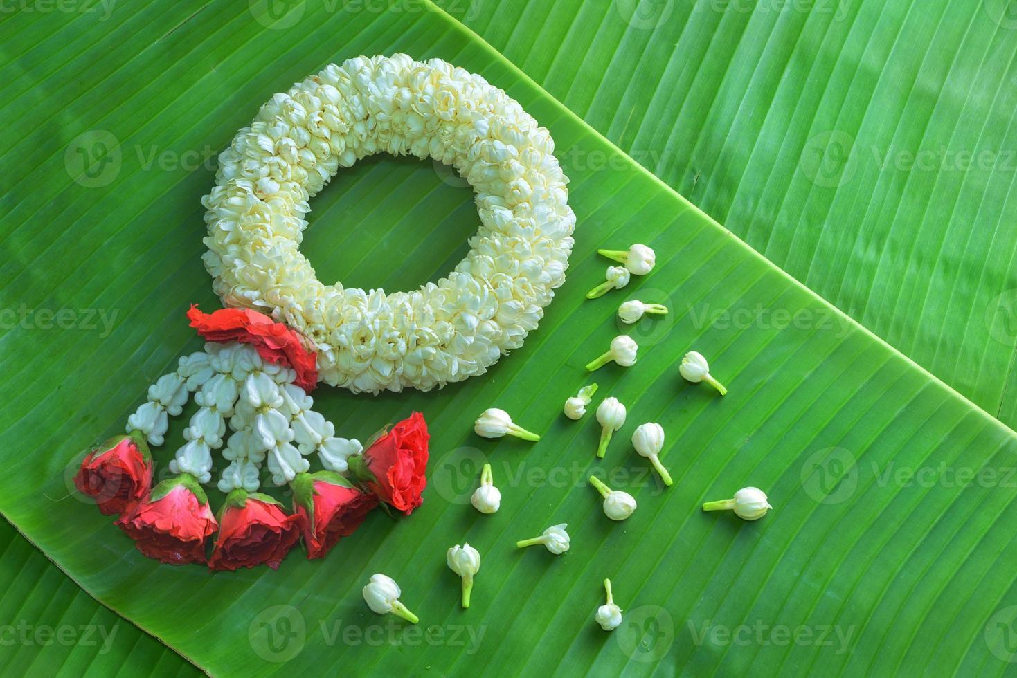 guirnalda tradicional tailandesa de jazmín símbolo del día de la madre en tailandia en hoja de plátano foto