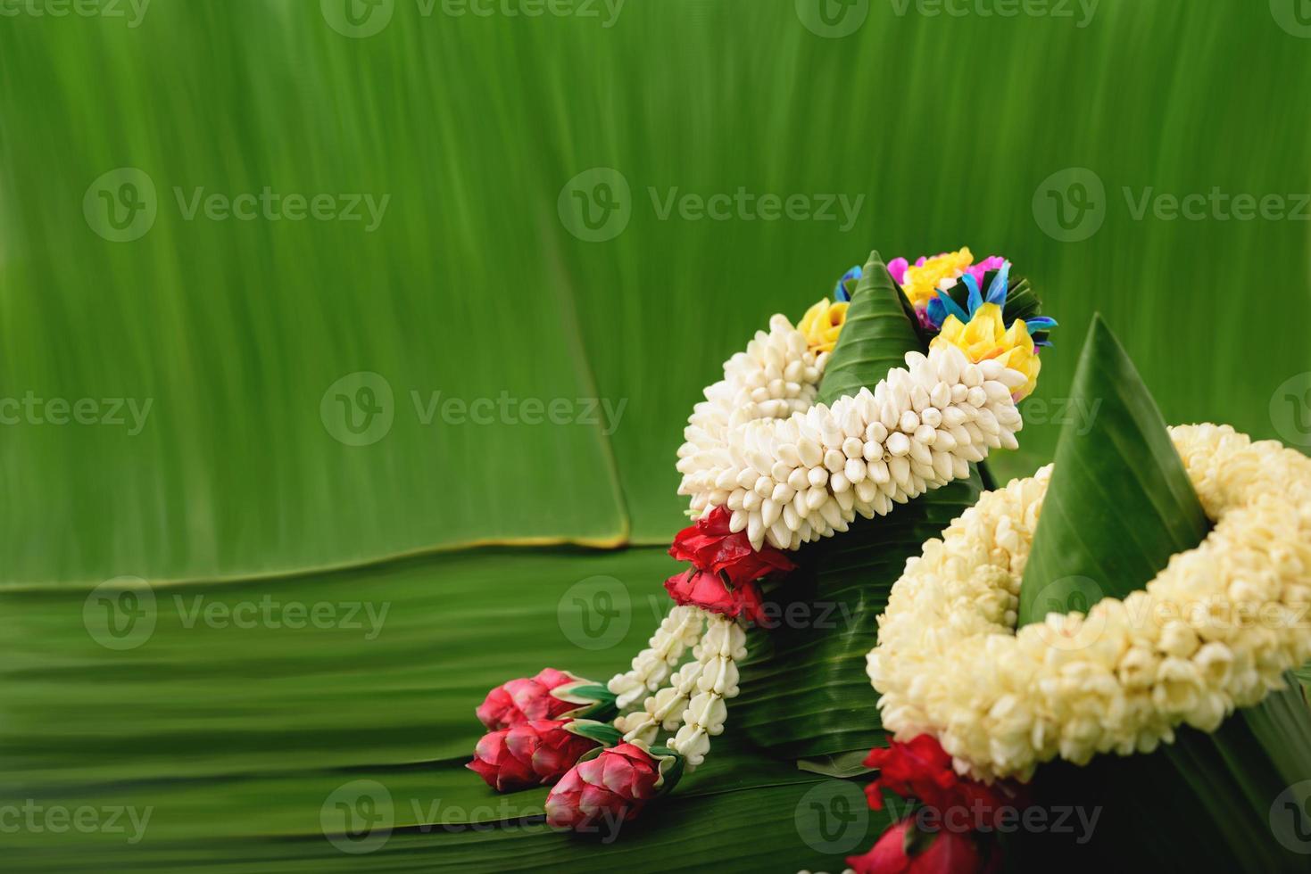 guirnalda tradicional tailandesa de jazmín símbolo del día de la madre en tailandia en hoja de plátano foto