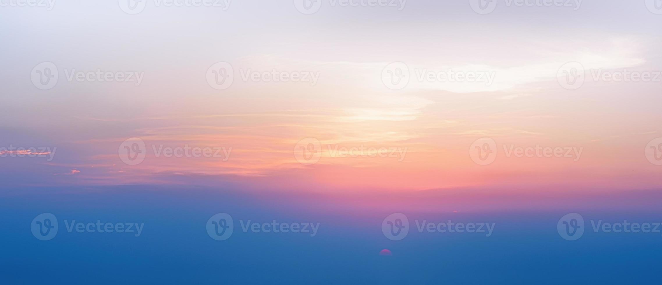 el cielo con nubes hermosa puesta de sol de fondo foto