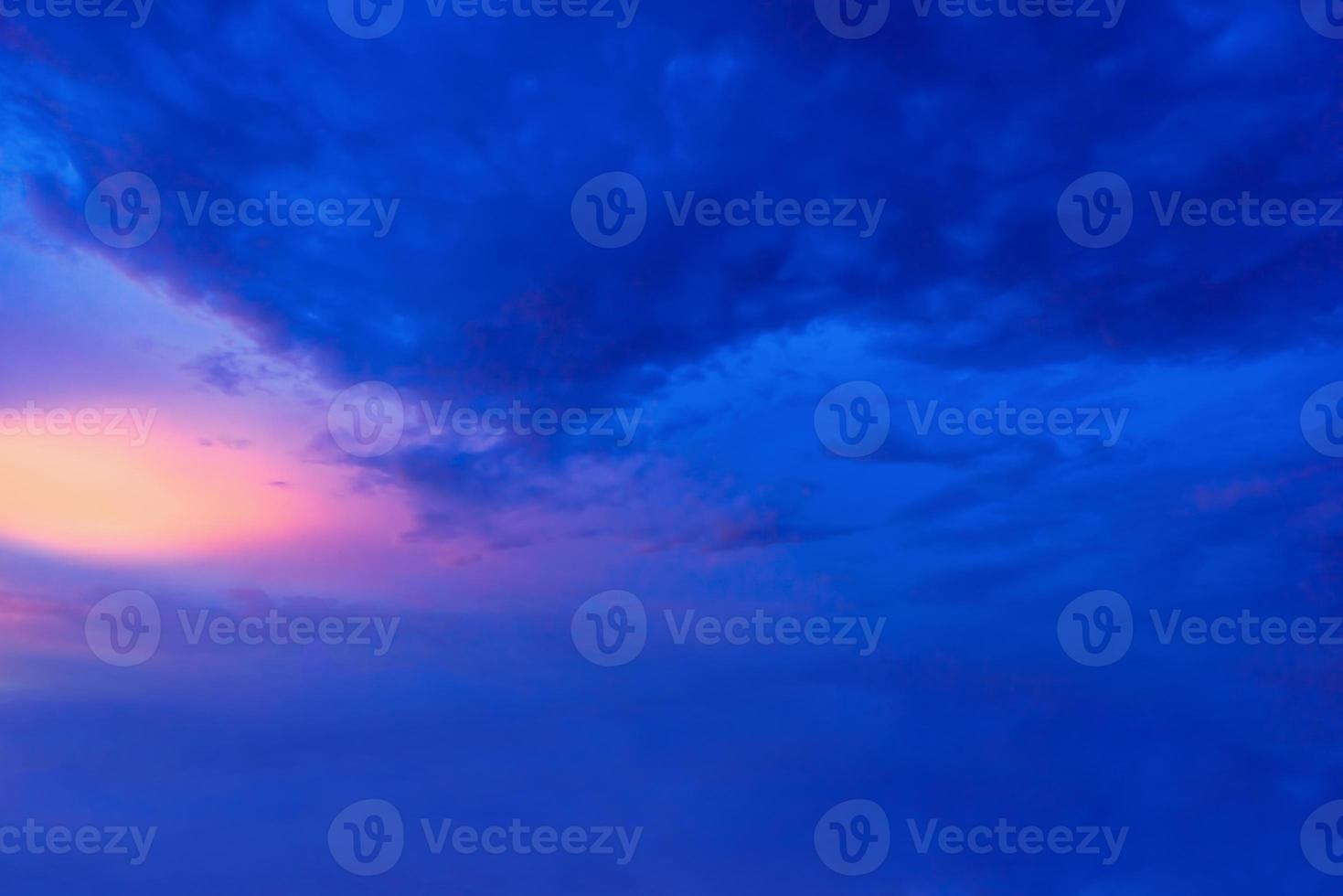 el cielo con nubes hermosa puesta de sol de fondo foto