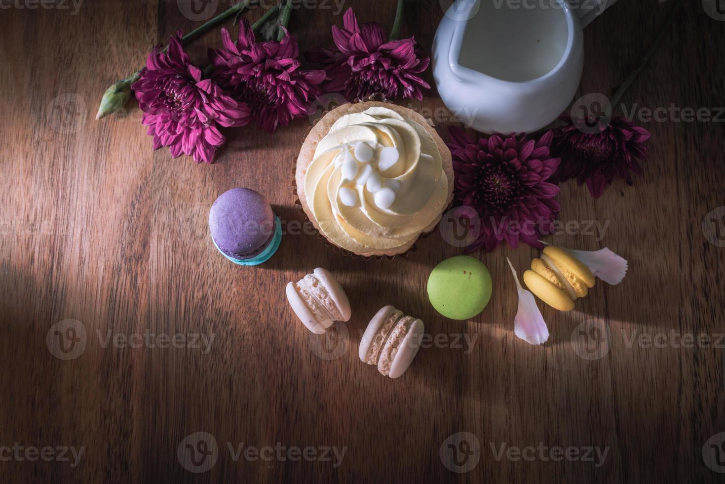 macarons o macarons y cupcakes en postre de madera dulce hermoso para comer foto