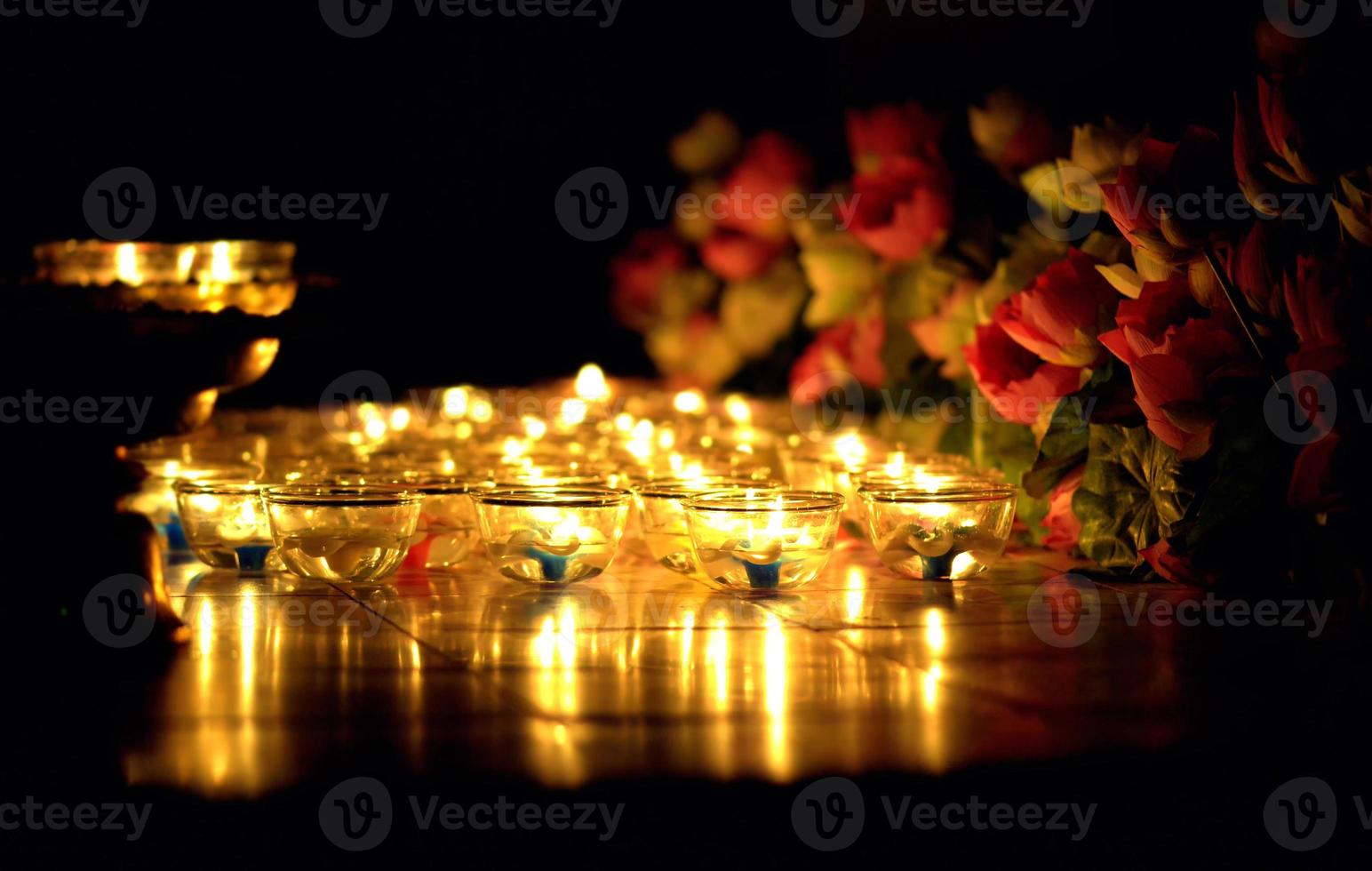 cultura tailandesa a la luz de las velas en el día de asalha puja, día de magha puja, día de visakha puja foto