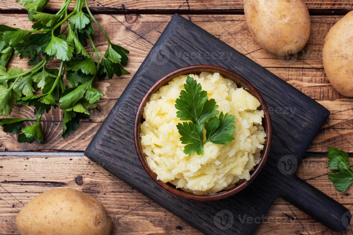 Puré de patatas crema casera en un plato con perejil. foto