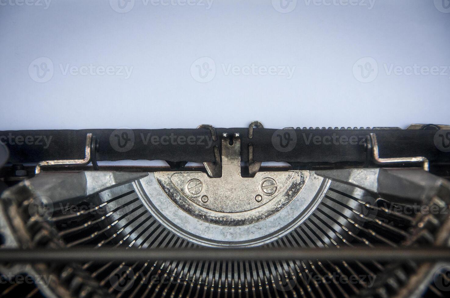 vista directa de una vieja máquina de escribir. copie el espacio y el concepto de estilo antiguo foto