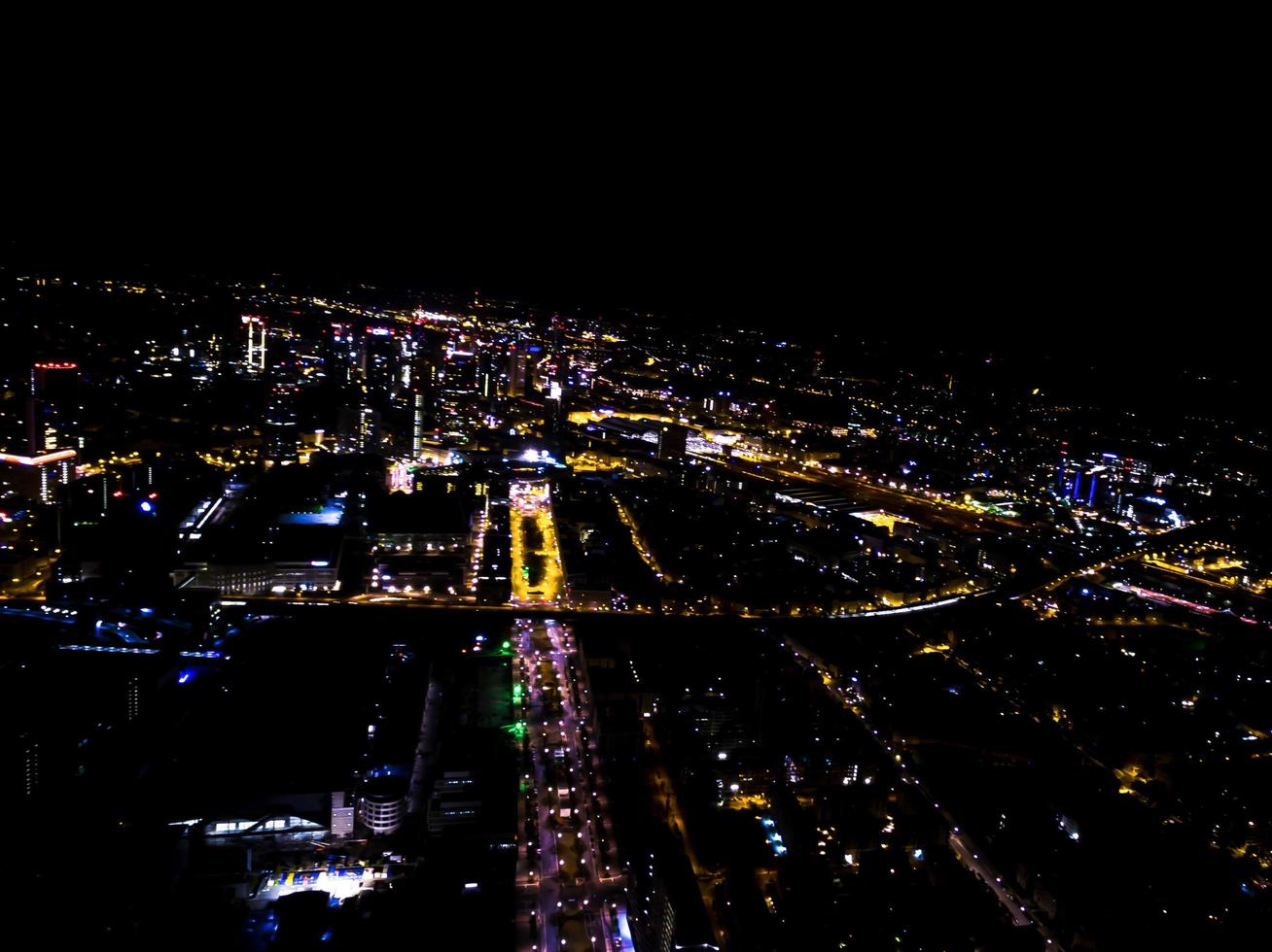 medio de la noche en frankfurt desde perspectiva aérea foto