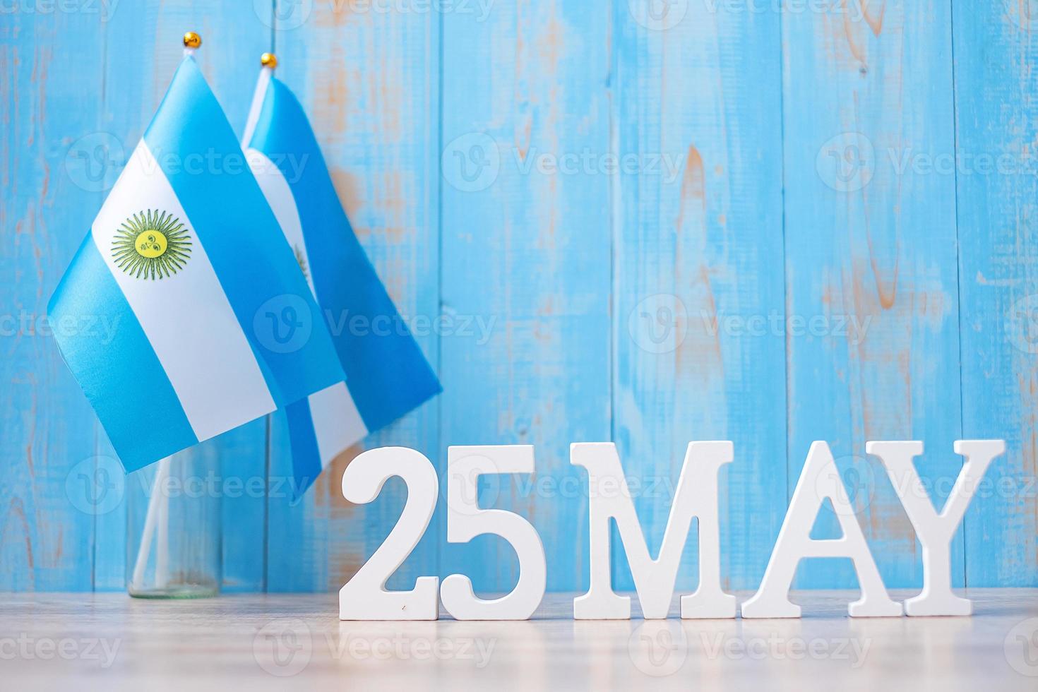 texto de madera del 25 de mayo con banderas argentinas. día de la revolución argentina y conceptos de celebración feliz foto