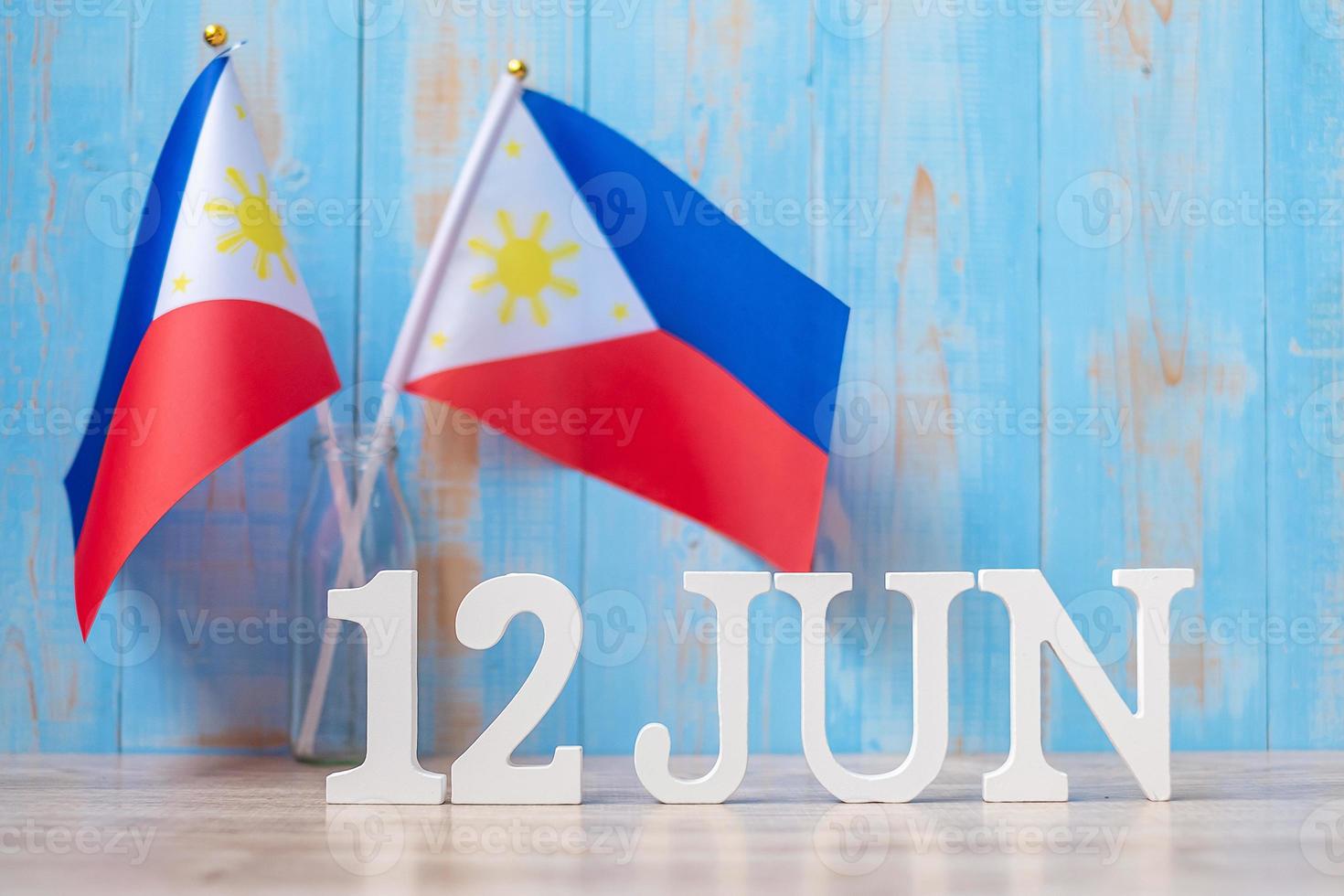 texto de madera del 12 de junio con banderas de filipinas. día de la independencia de filipinas y conceptos de celebración feliz foto