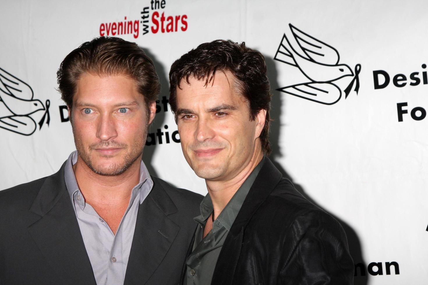 los angeles, 9 de octubre, sean kanan, rick hearst llega a la velada con el beneficio de las estrellas 2010 para la fundación desi geestman en el teatro del mercado del agricultor el 9 de octubre de 2010 en los angeles, ca foto