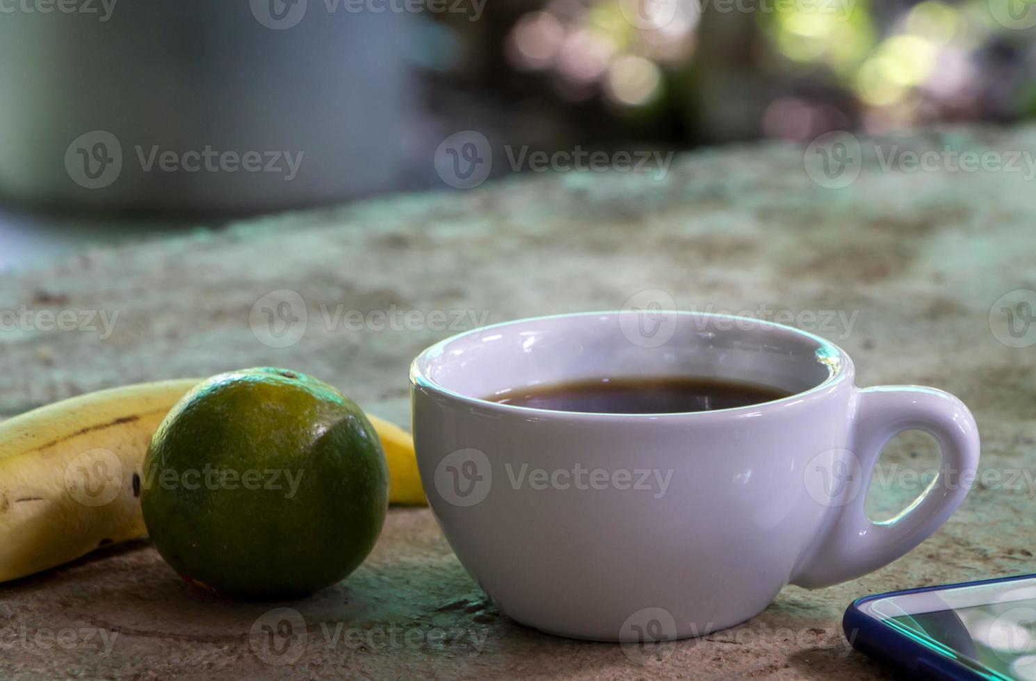 una taza de café y frutas.2 foto