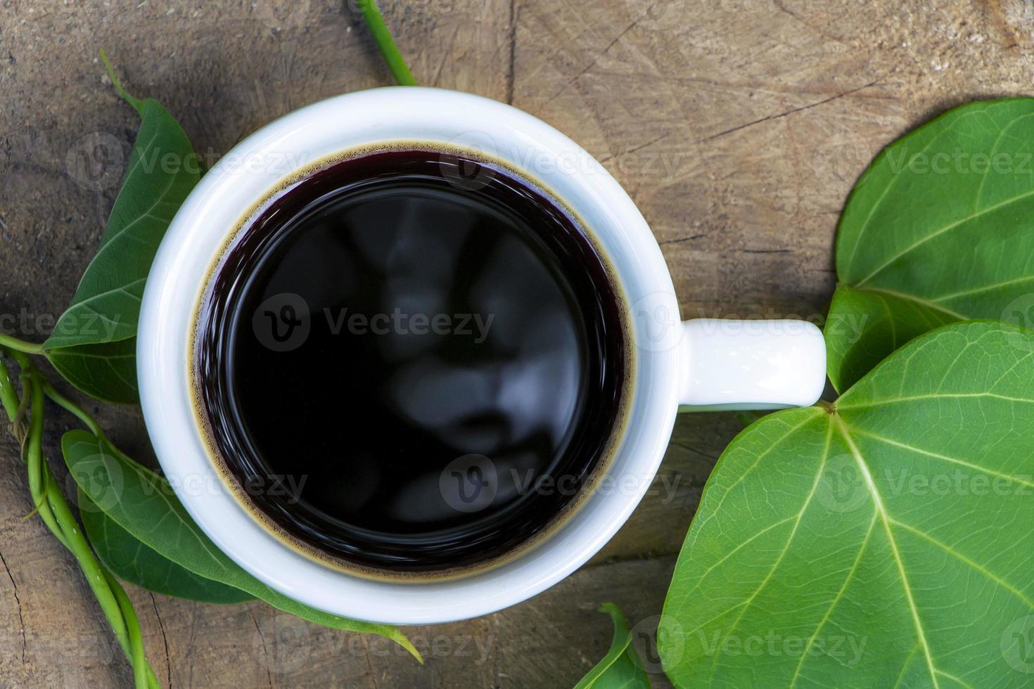 taza de café en tronco de madera foto