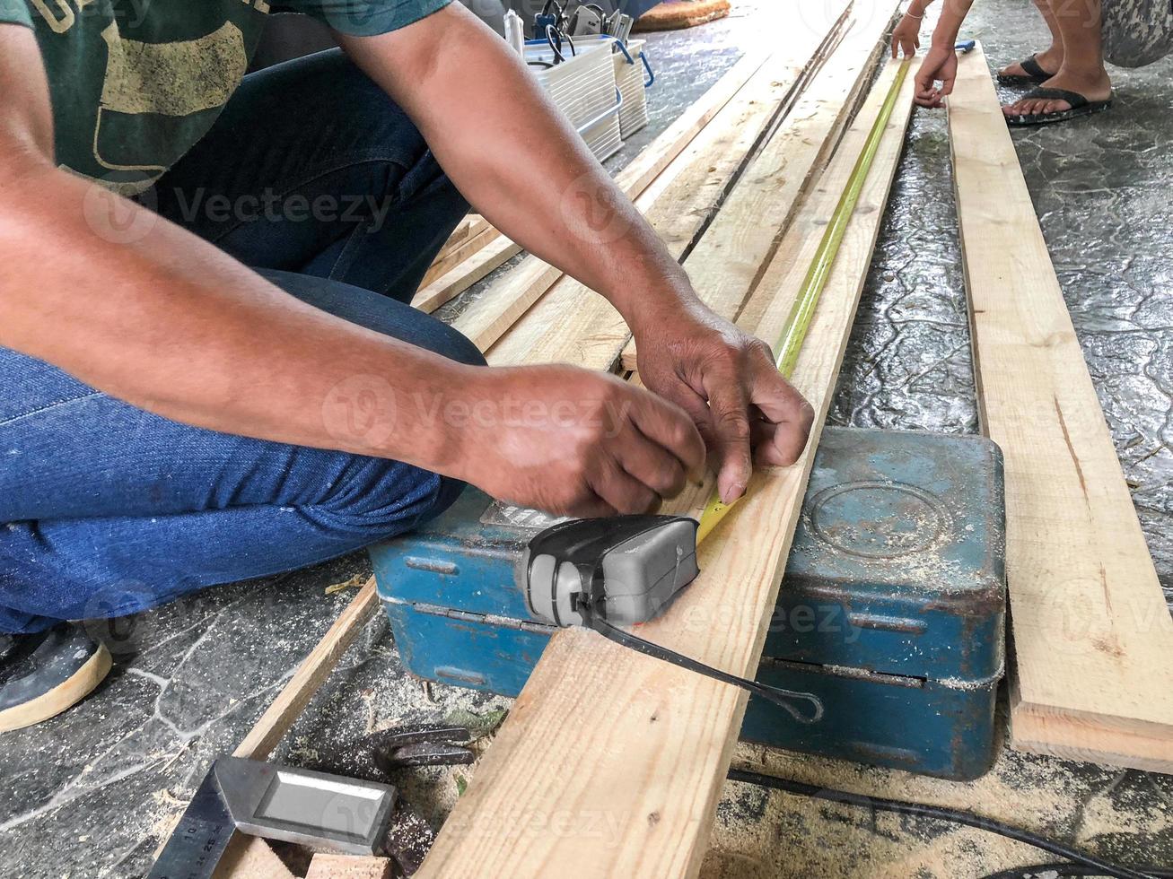 carpintero estaba aserrando la madera. foto