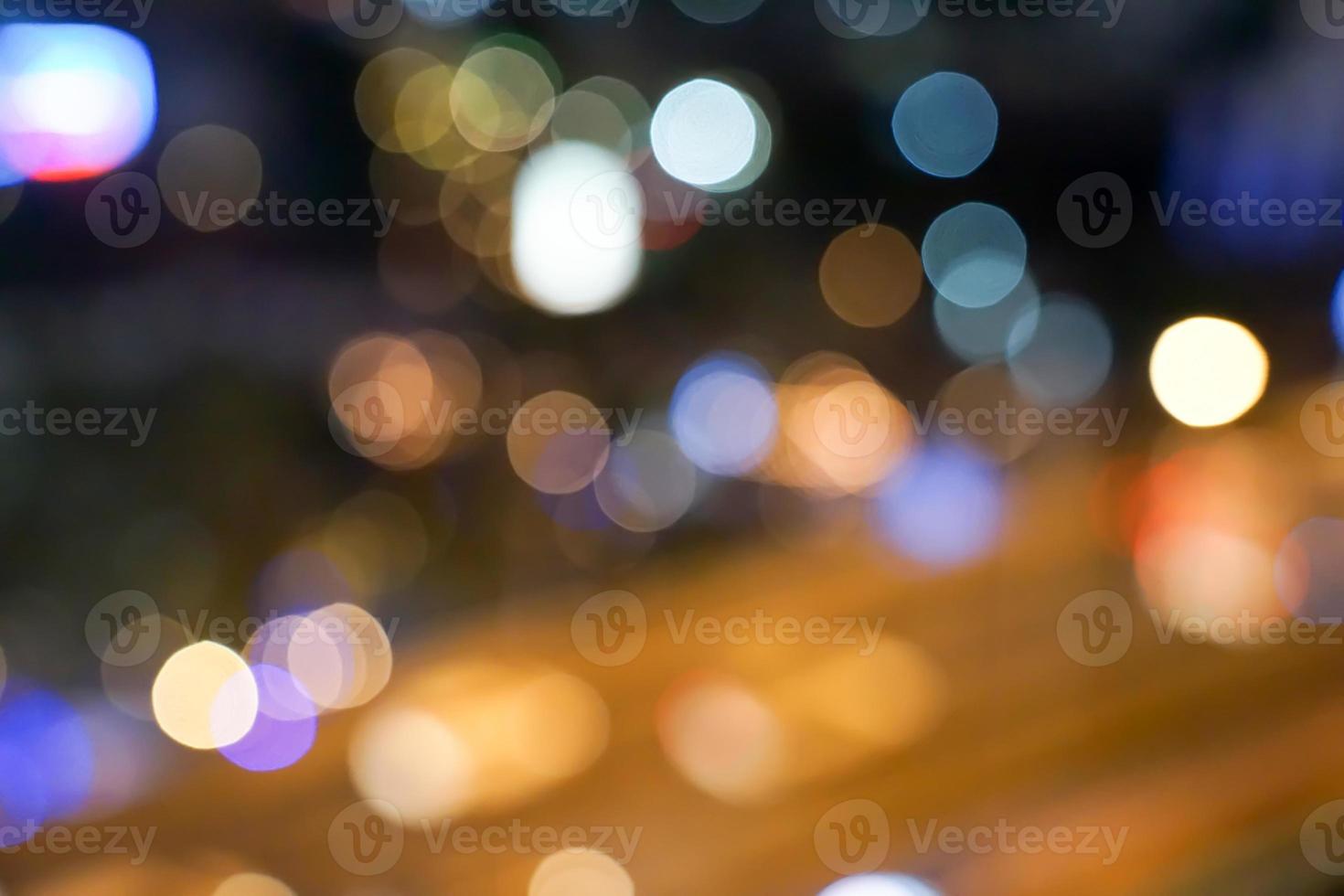 dorado, rojo, blanco, gris, etc., luz bokeh borrosa en la vista de la autopista, el paisaje urbano de bangkok para el fondo. foto