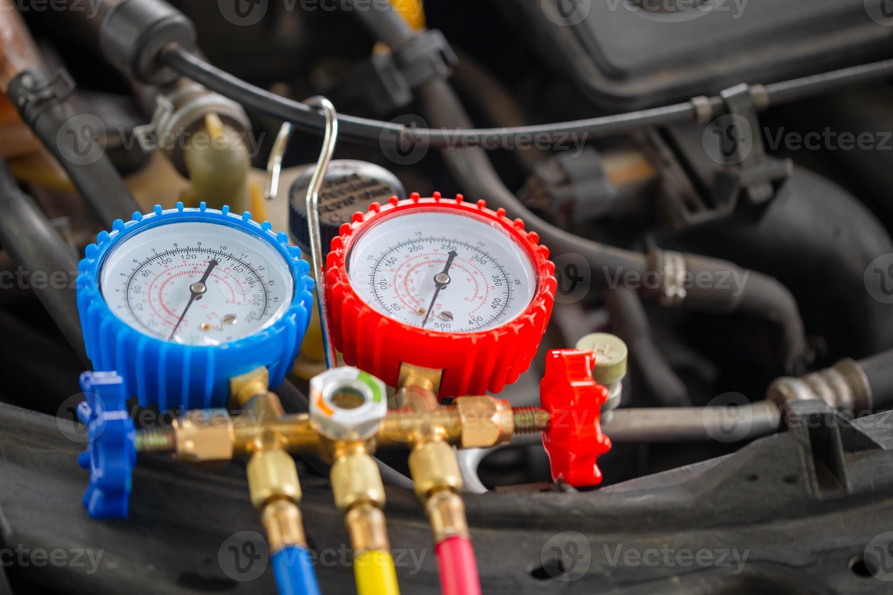 Air conditioning manifold gauges for check the pressure and leak on car