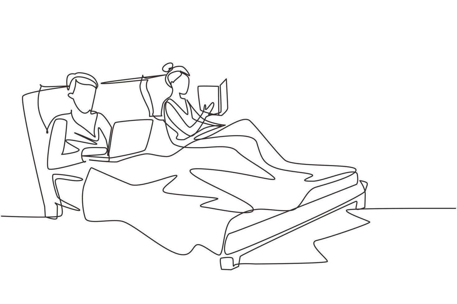 pareja de dibujo de una sola línea continua que pasa tiempo en la cama con un colchón cómodo antes de quedarse dormido. hombre con laptop, navegando por internet. mujer, leyendo un libro de cabecera. vector gráfico de dibujo de una línea