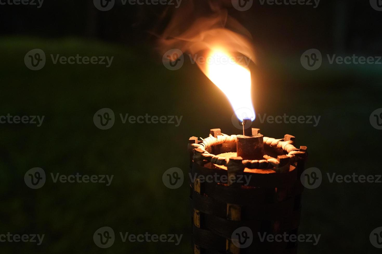 cierra la antorcha y el fuego en el jardín nocturno. foto