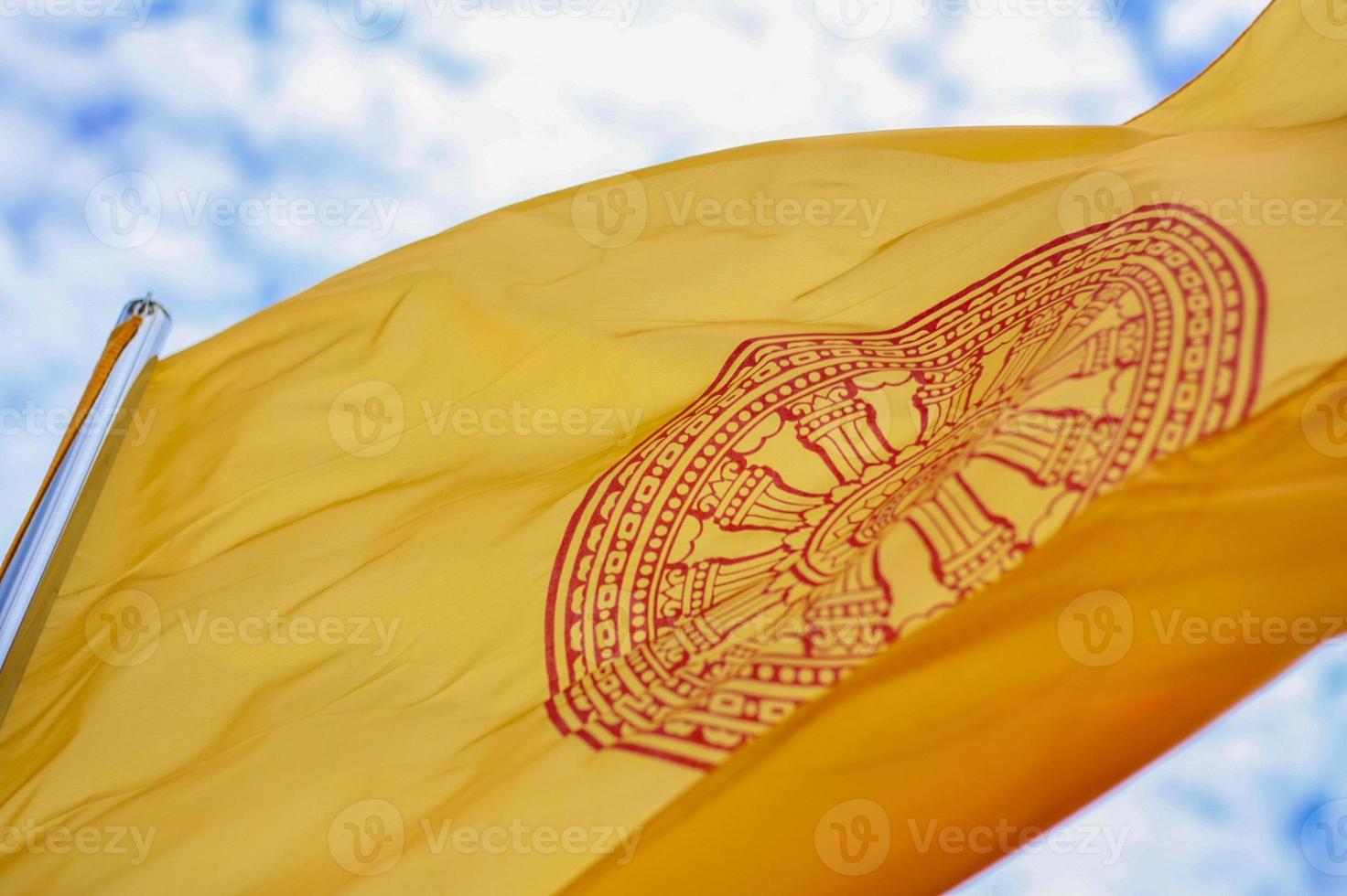 la bandera del budismo sopla en el cielo. foto