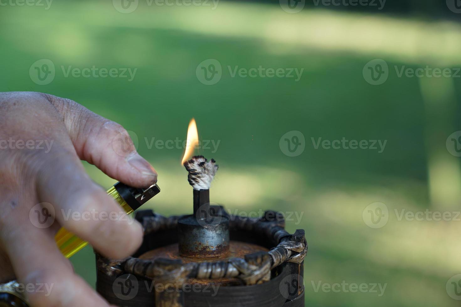 antorcha y fuego en el jardín de la mañana. foto