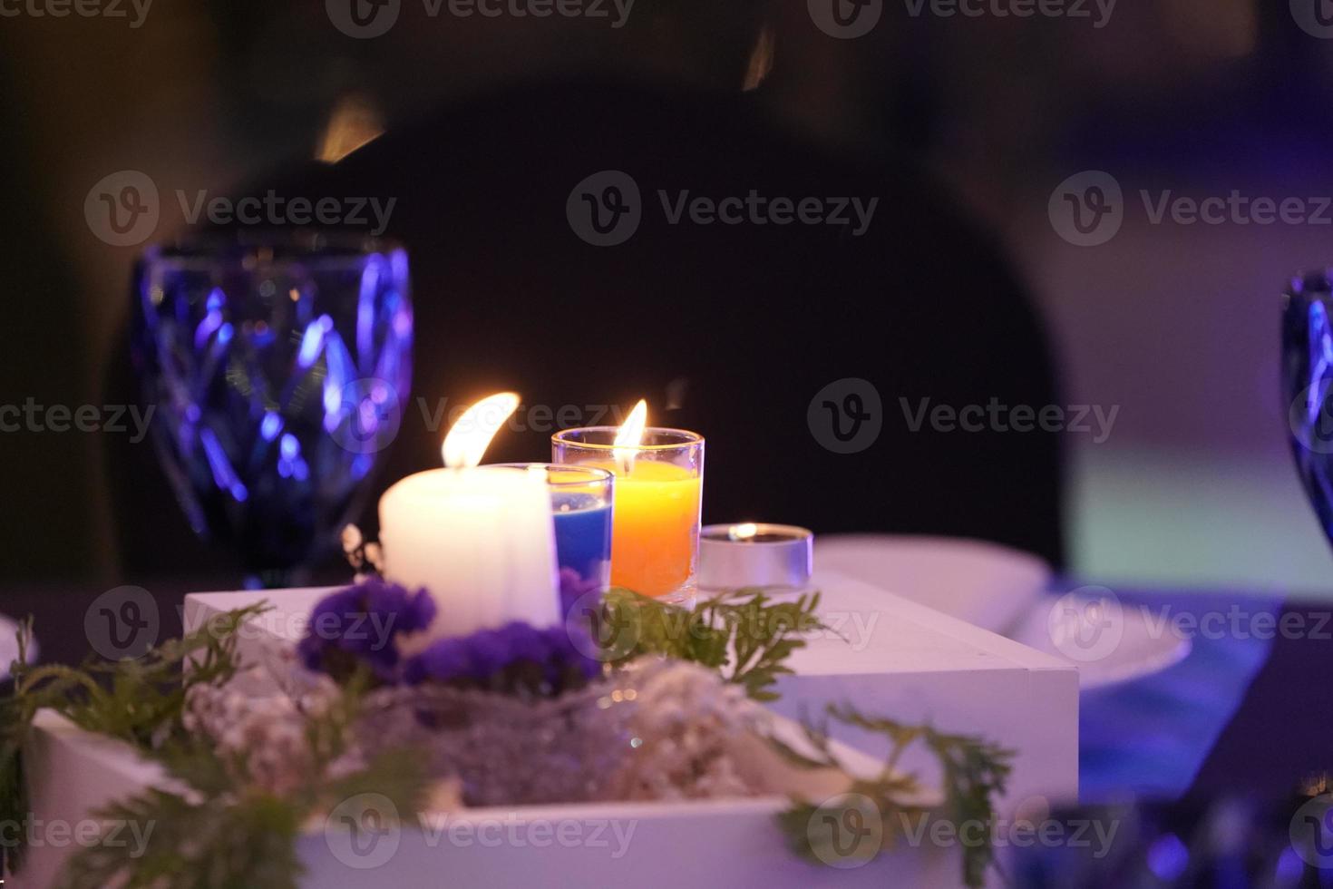 las velas románticas están decoradas en la mesa de la cena con una caja  cuadrada de madera blanca y un pequeño árbol encima. 8998784 Foto de stock  en Vecteezy