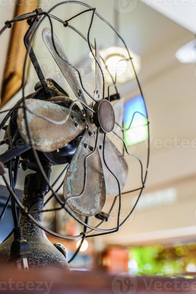 ventilador antiguo y clásico vintage con telaraña. foto