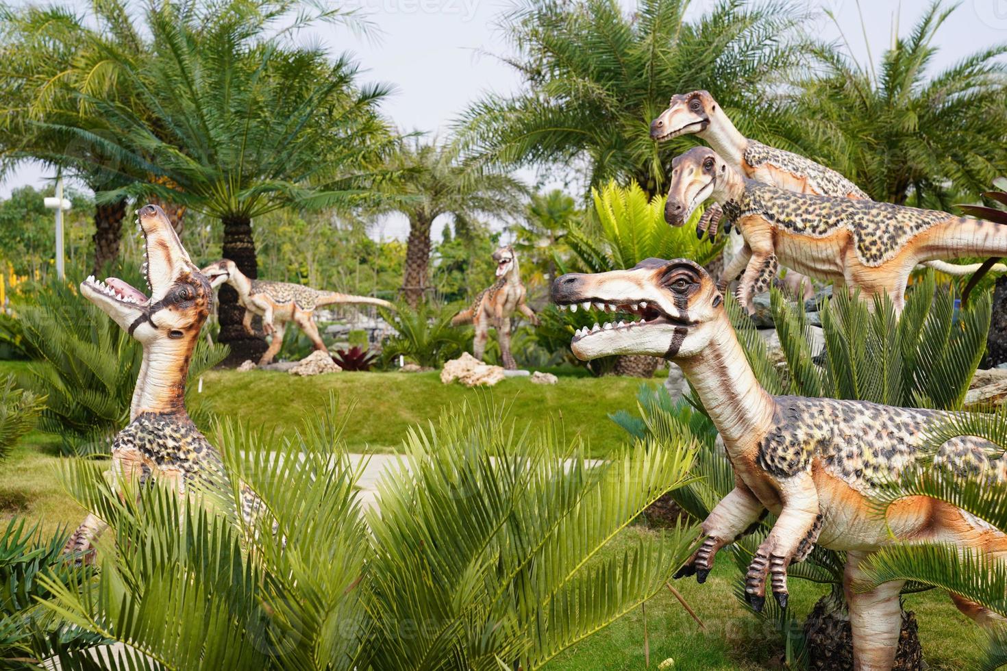 estatua de dinosaurio de color claro en el jardín. es la provincia de chiangrai, al norte de tailandia. foto