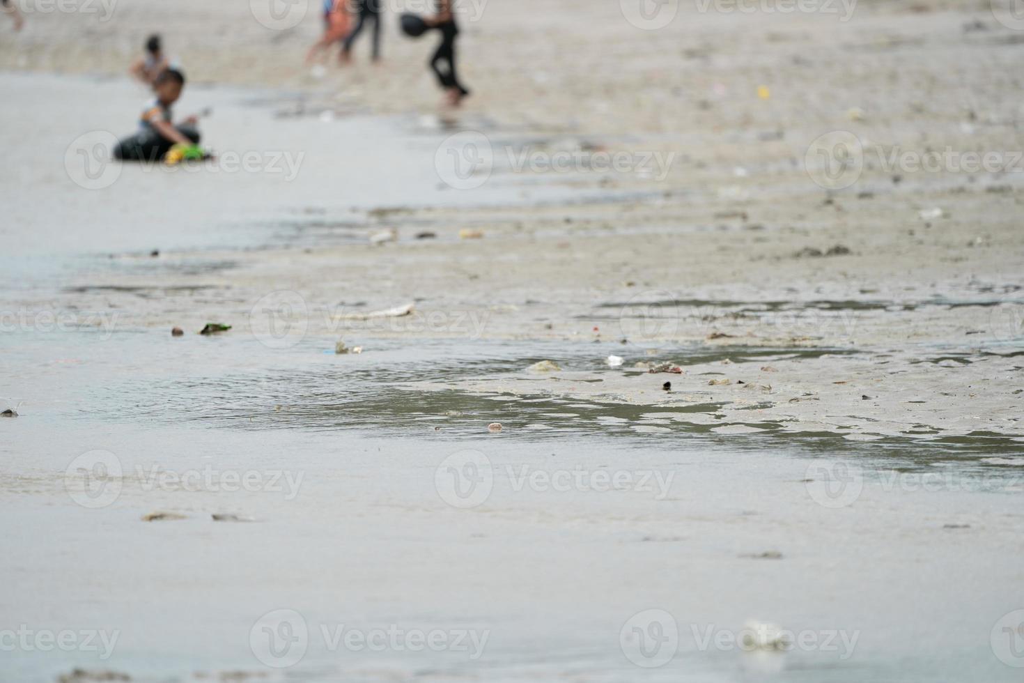 basura en la playa de bangsaen, chonburi, tailandia en el día de vacaciones de personas y turistas. foto