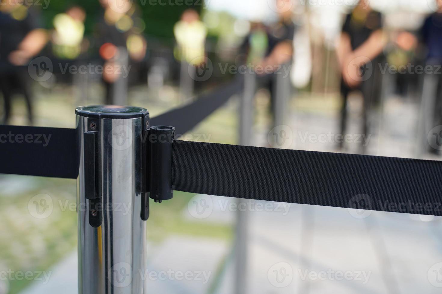 barricada de enfoque, poste de acero inoxidable y cinta negra. foto