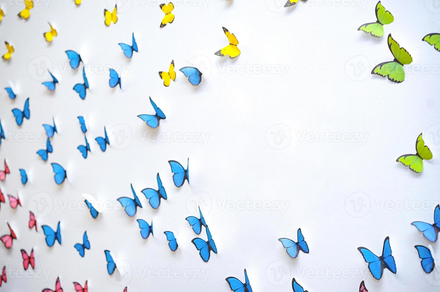 arte gráfico de mariposa verde azul amarillo emergente 3d en la pared blanca limpia foto