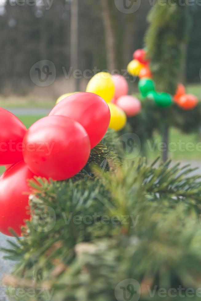 decoración de pascua con huevos de colores foto