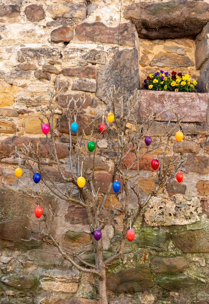 una decoración de pascua en ramas en la naturaleza foto