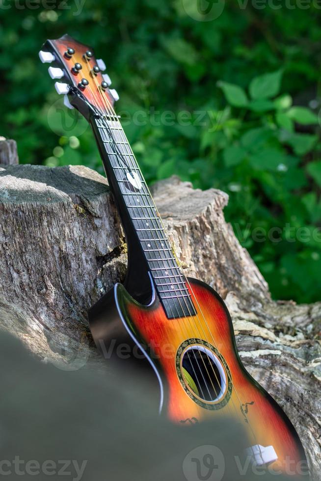 guitarra acústica de madera al aire libre foto