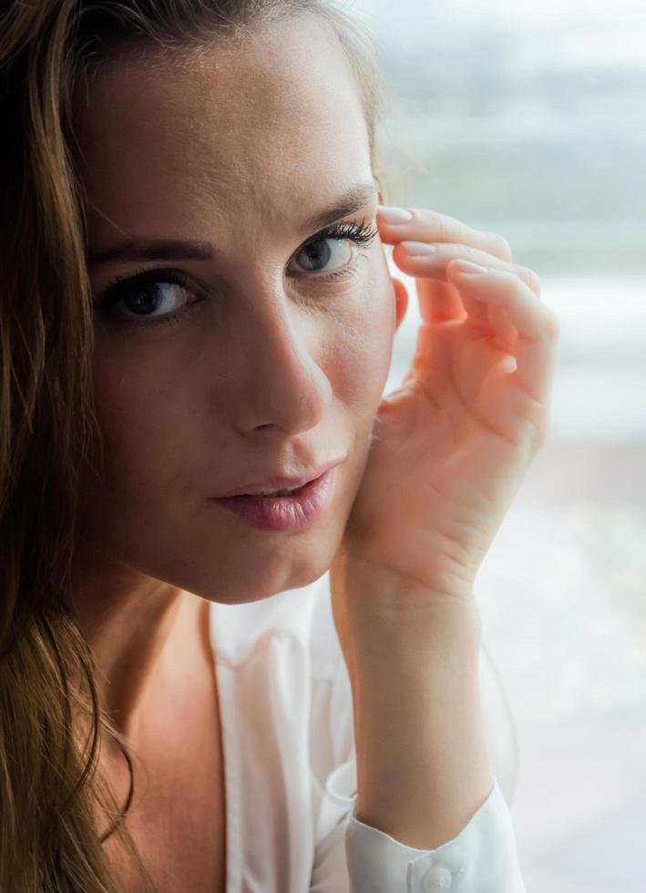 retrato de mujer bonita en la ventana foto