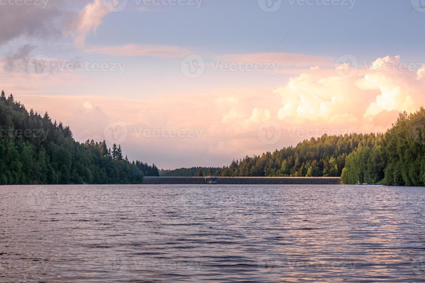 tranquilo lago de montaña al atardecer con reflejos foto