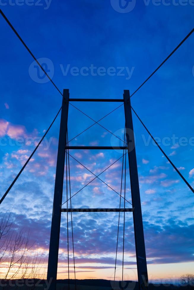 puente en la puesta del sol foto