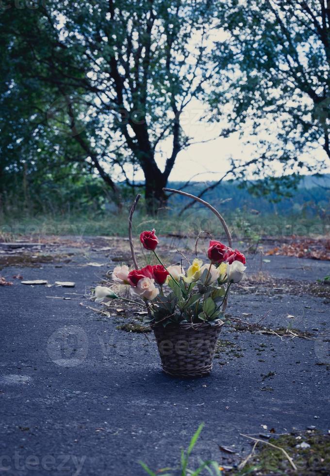 una canasta de flores artificiales en ruinas foto