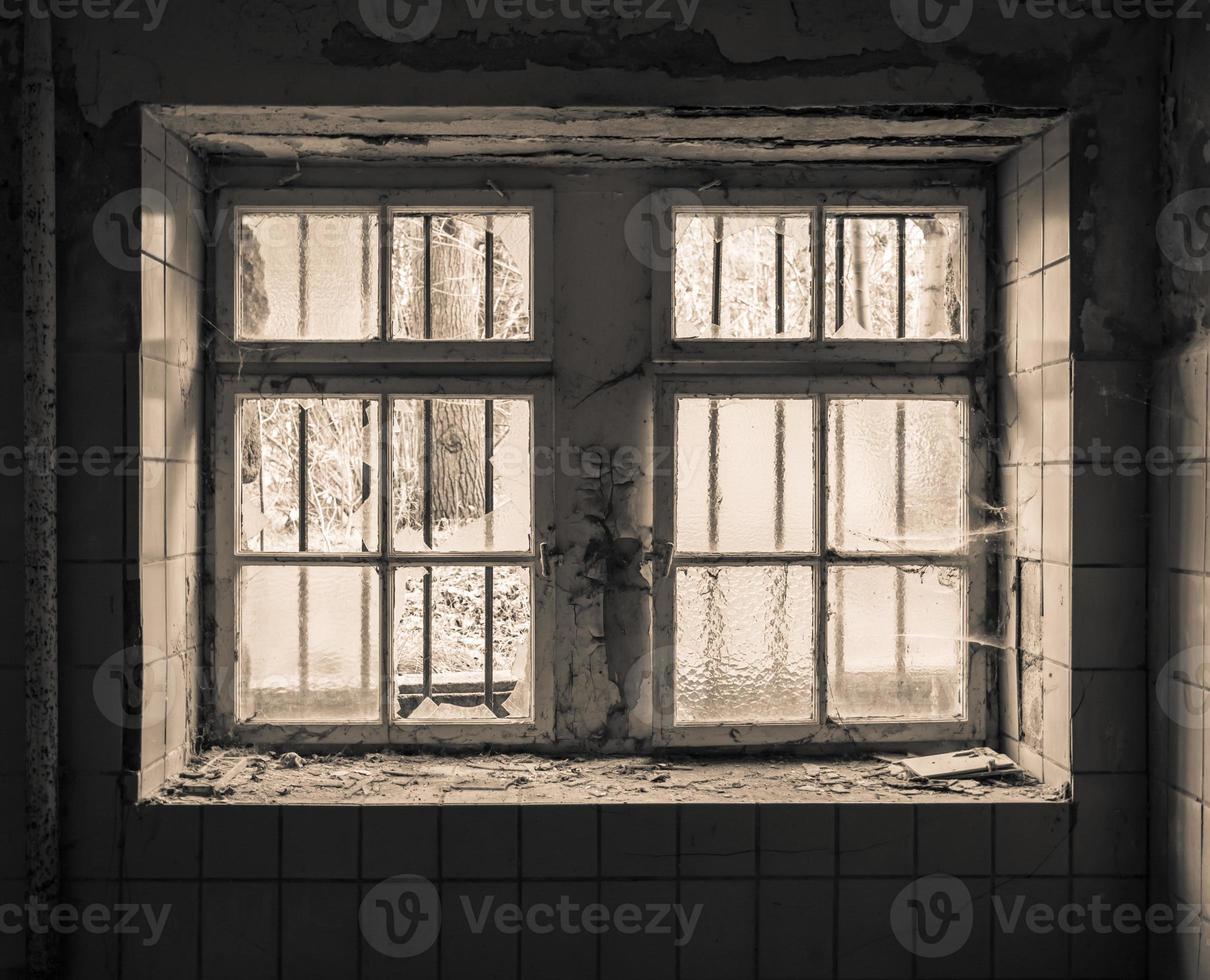 antigua ventana con rejilla foto