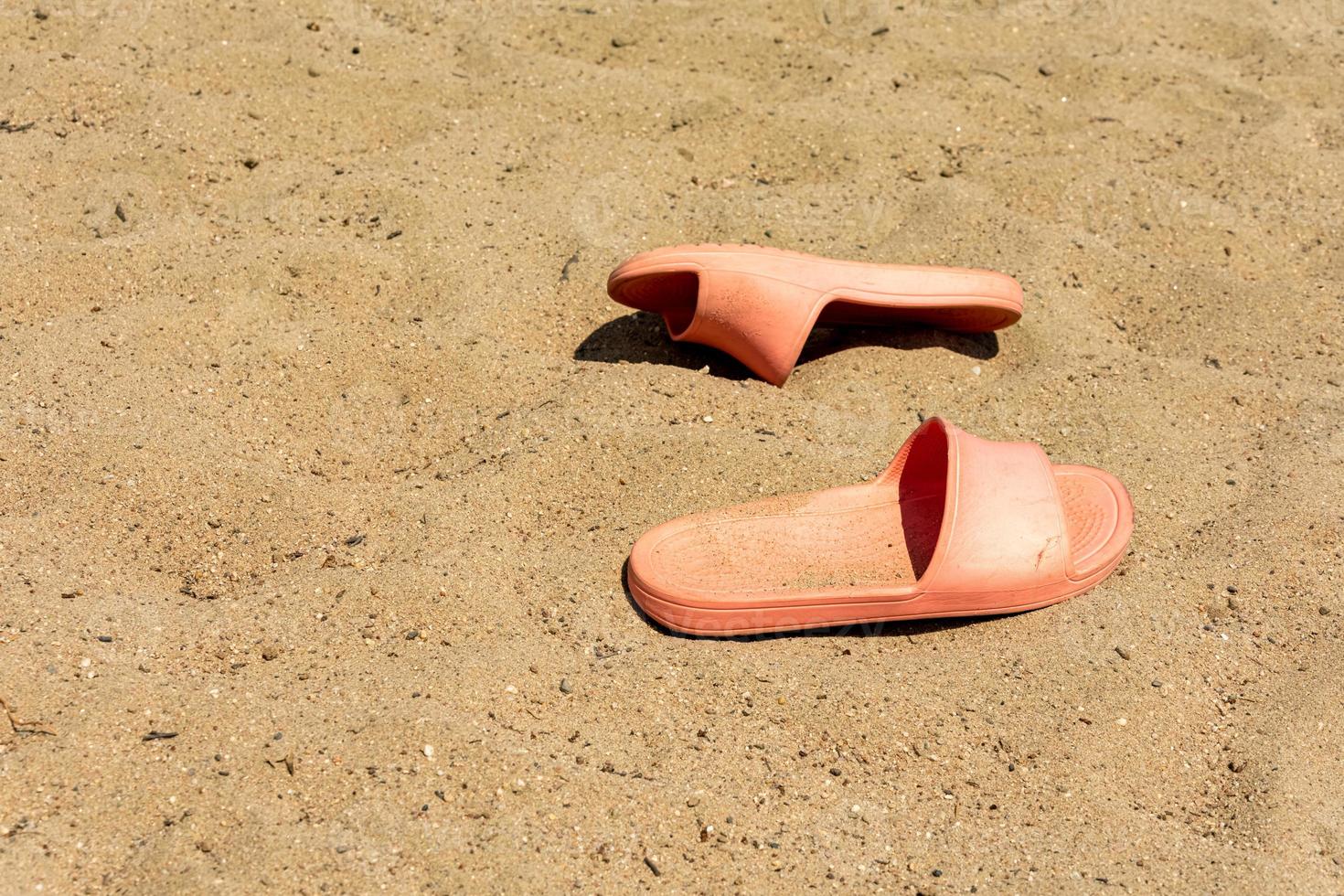 sandalias en la arena de la playa foto