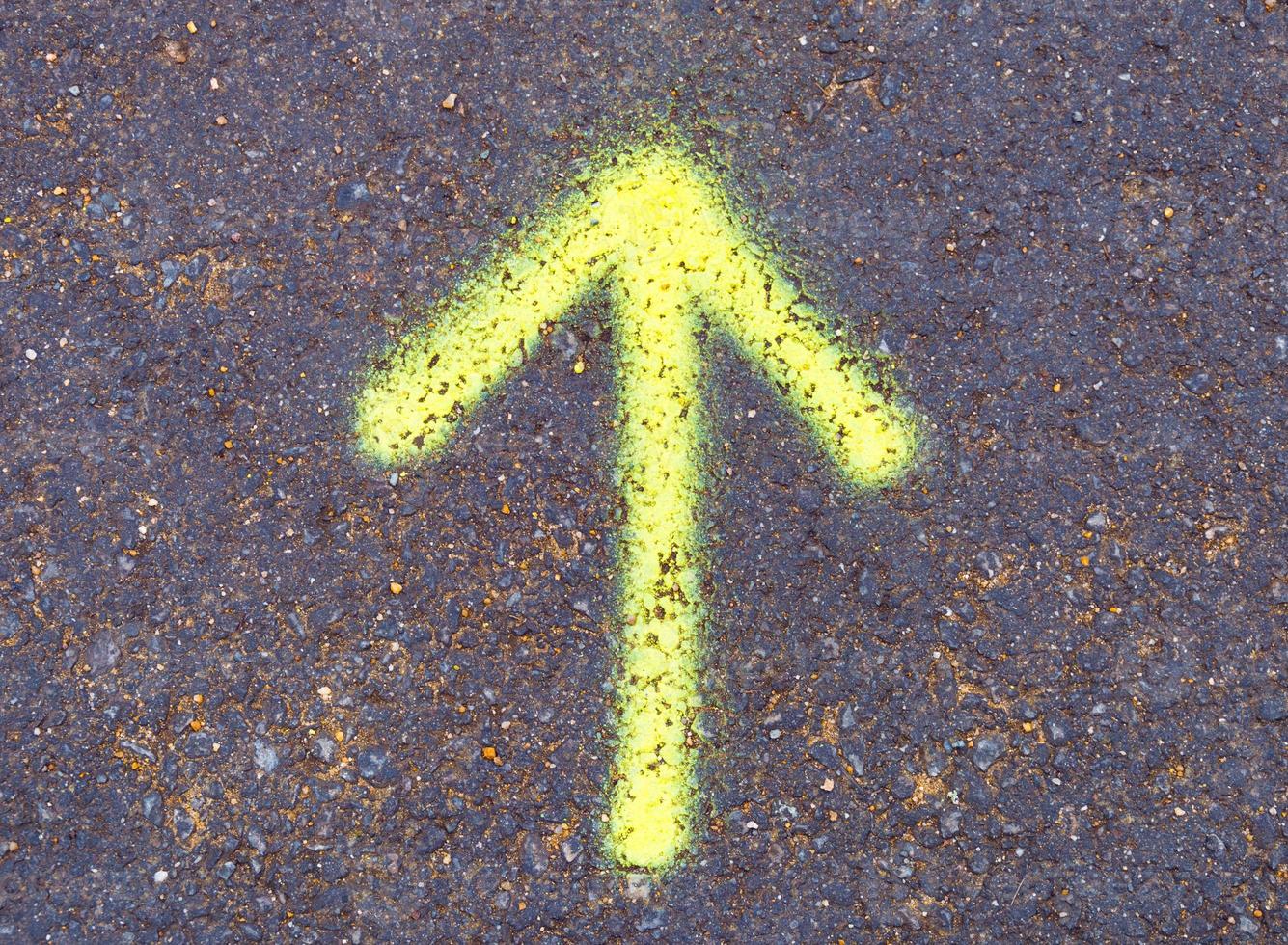 una flecha colorida en una calle foto