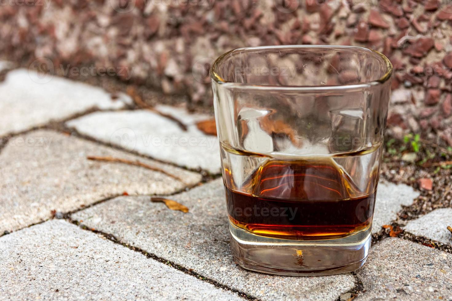 vaso de whisky en una calle foto