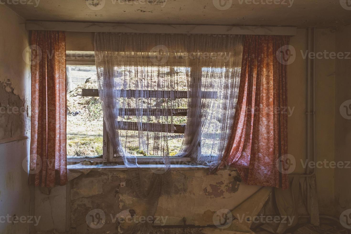 habitación abandonada con ventana foto