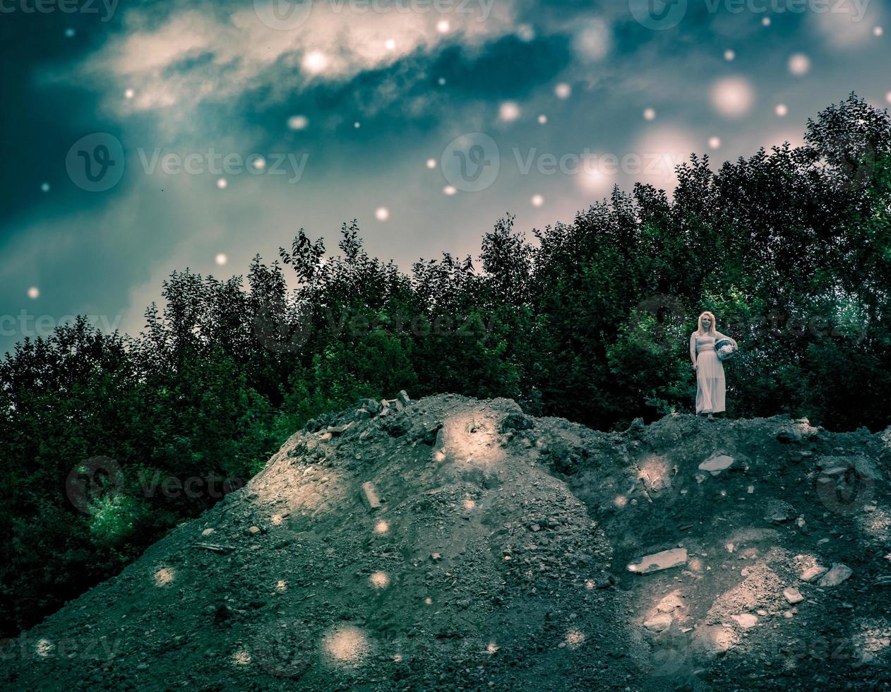 paisaje de fantasía con una chica de blanco sobre una roca foto