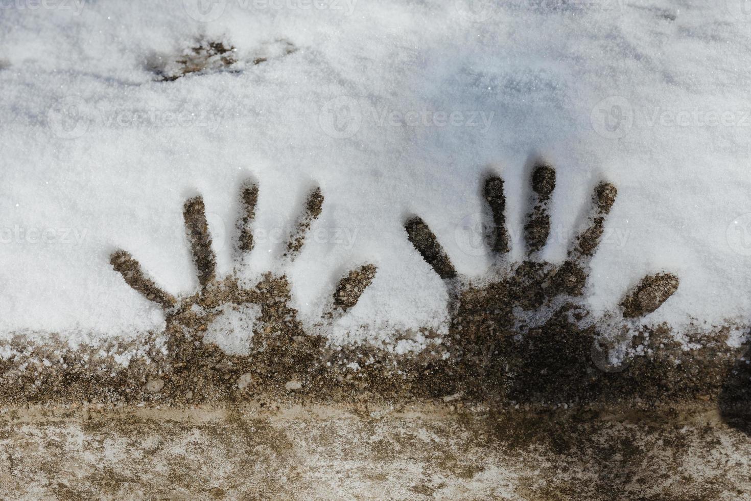 pequeñas huellas de manos en la nieve foto