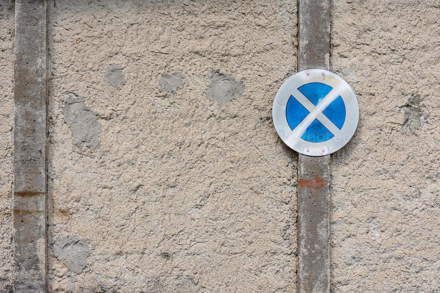 señal de prohibición en una pared vieja foto