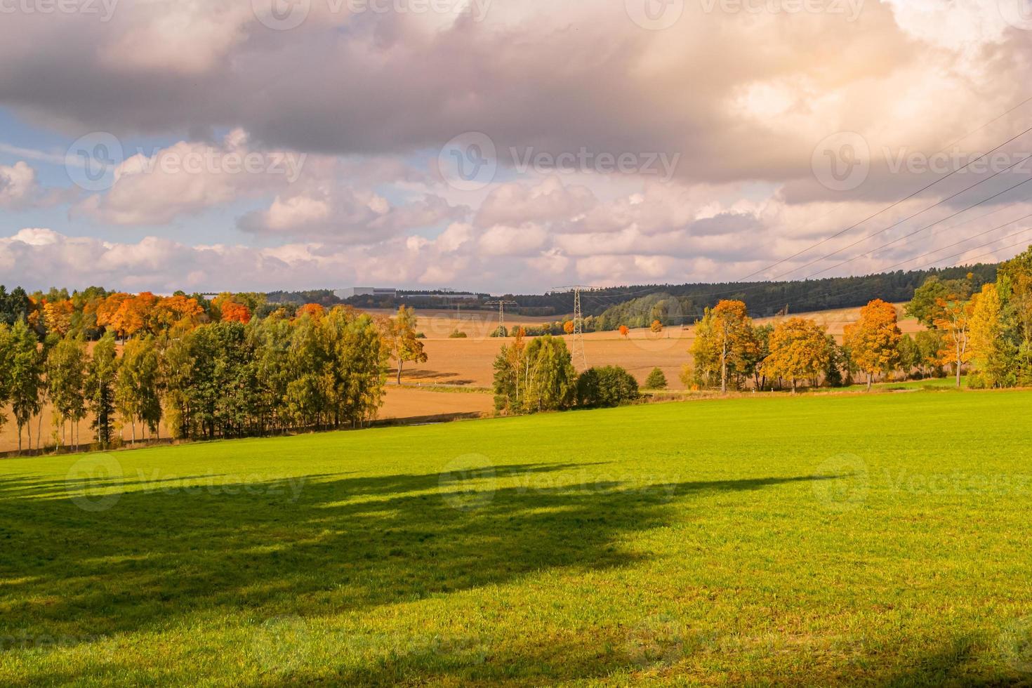 exuberante paisaje verde de la tarde al atardecer en otoño foto