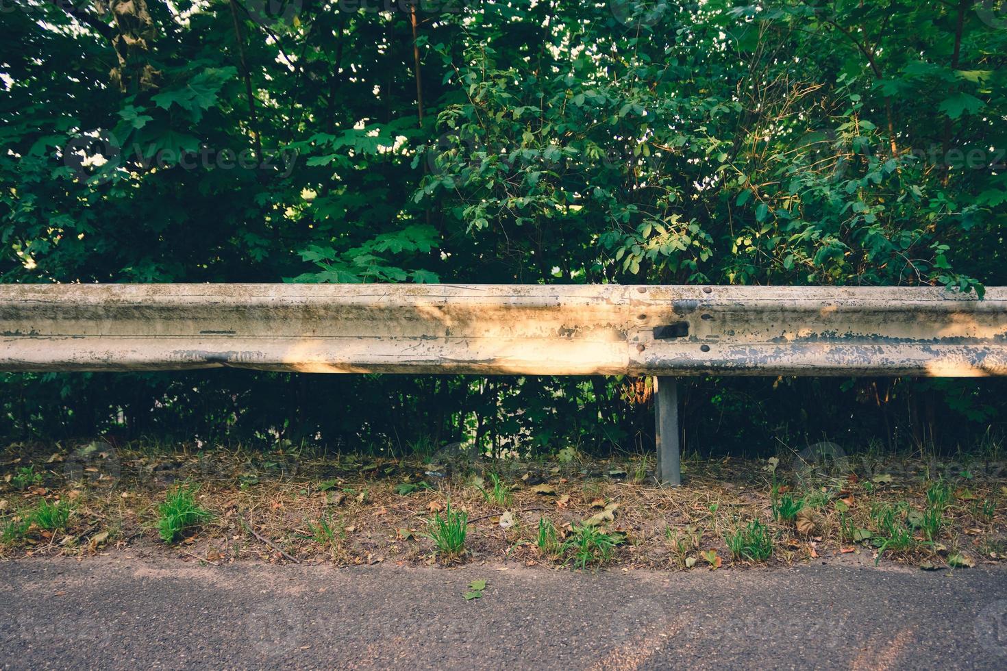 barrera de choque en una carretera en la naturaleza foto