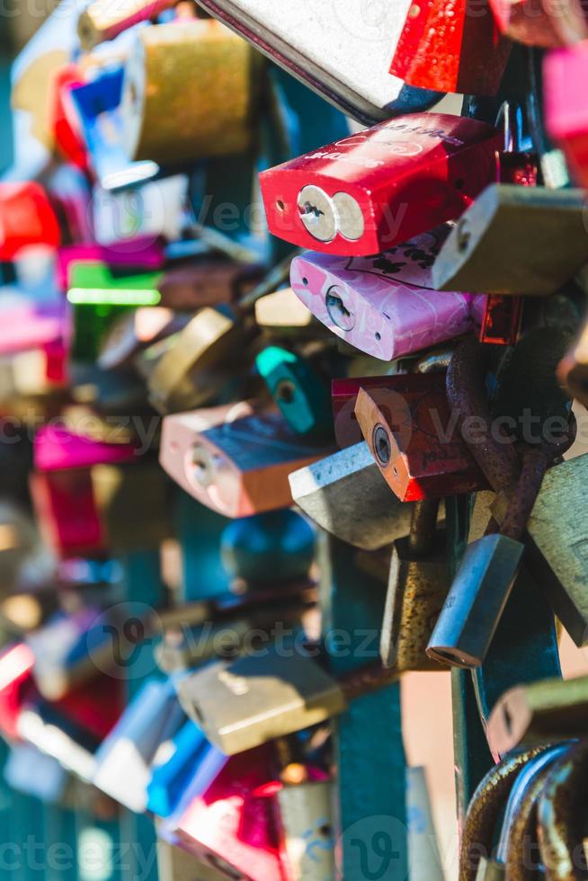 cerraduras de amor en primer plano foto