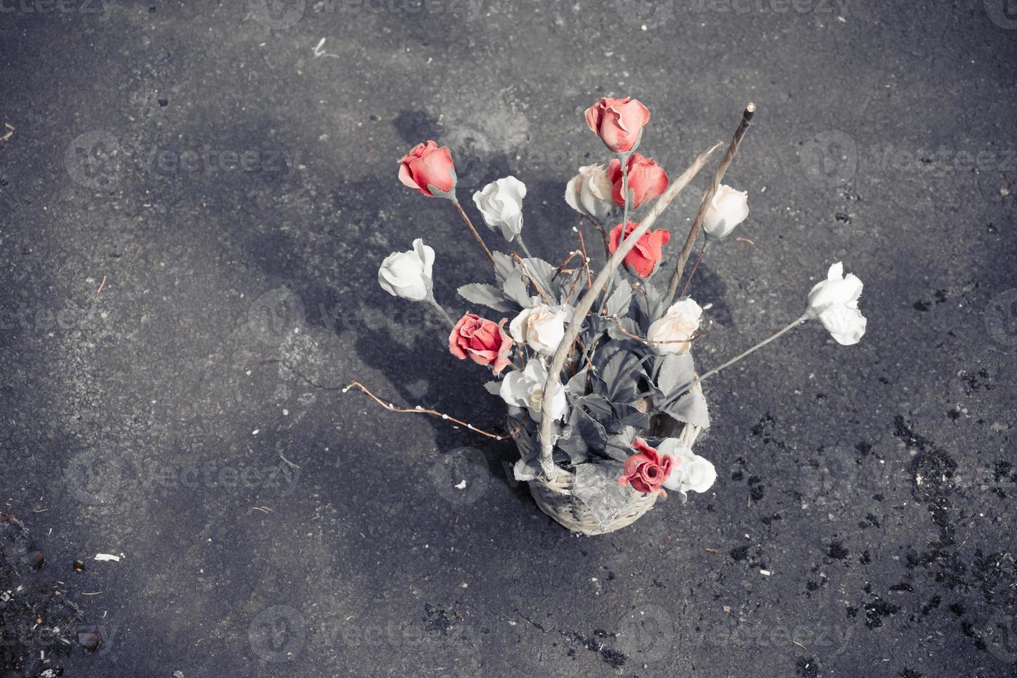 una canasta de flores artificiales en ruinas foto