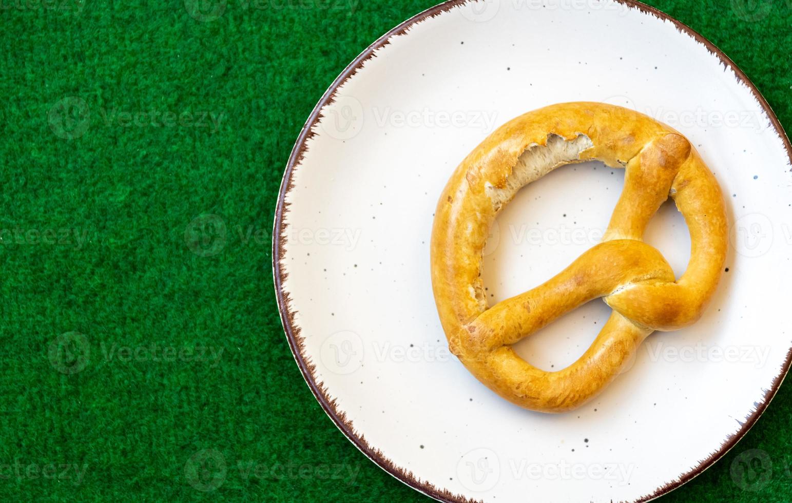 pretzel crujiente fresco único en un plato foto