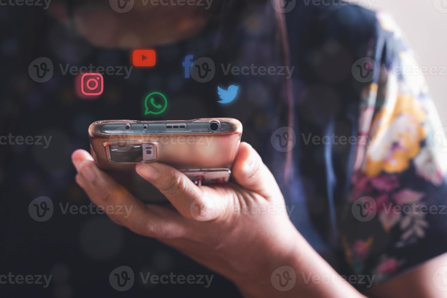 mujeres que usan un concepto de marketing en redes sociales en un teléfono inteligente móvil con iconos de notificación. trabajando principalmente usando las redes sociales foto