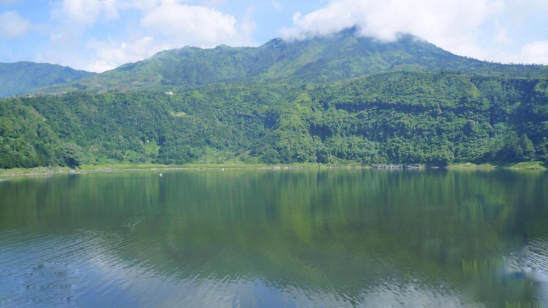 vista del lago debajo de la montaña foto