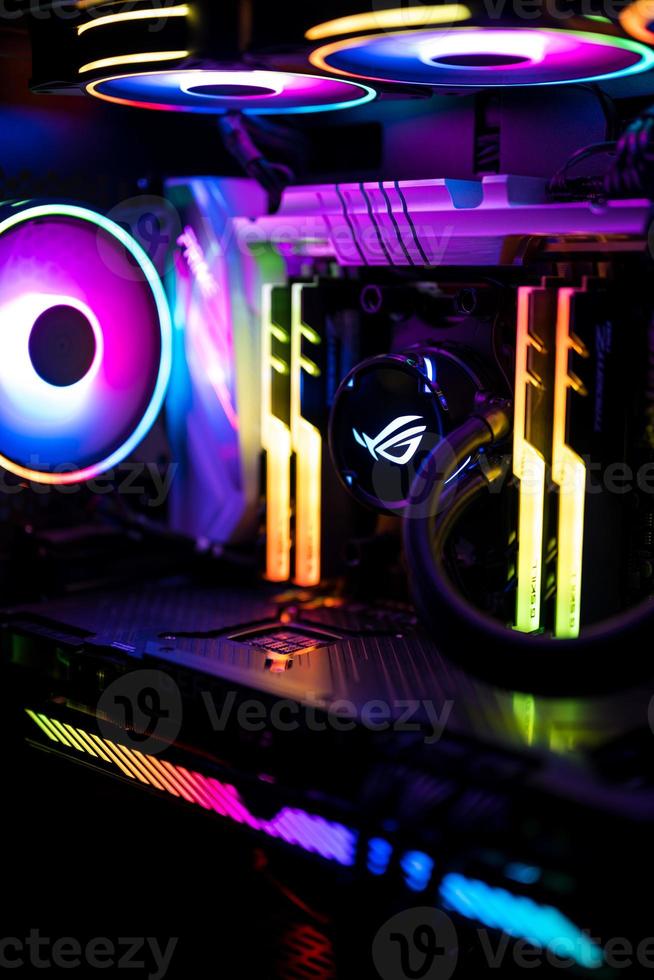 iluminación de colores del arco iris de una computadora de juego foto